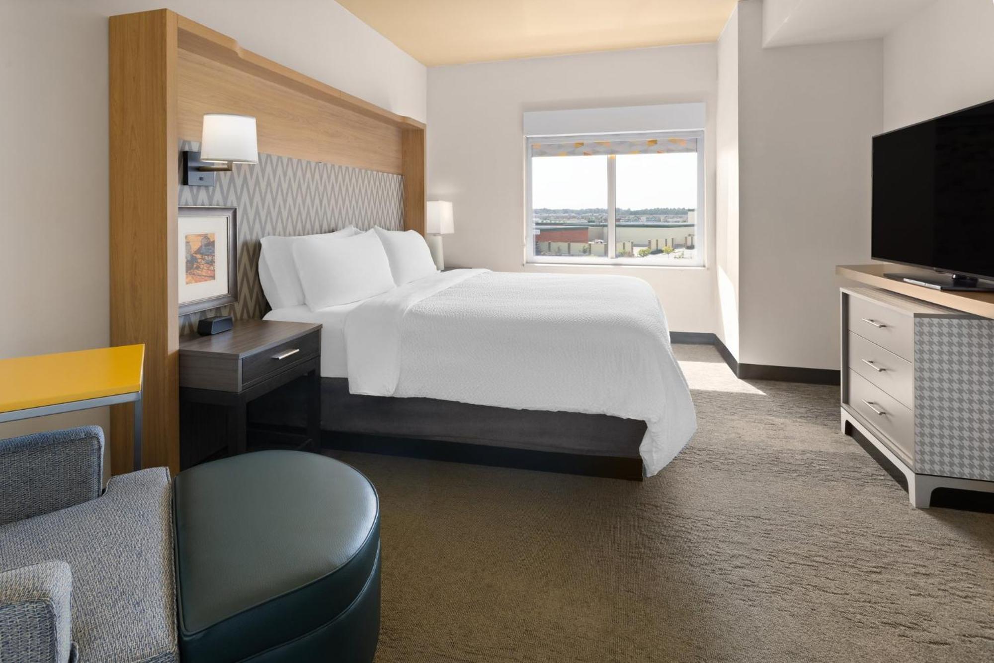 & - Savannah Airport - By Ihg